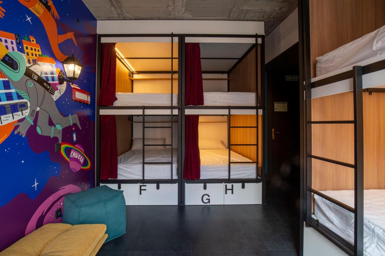 Cama individual en habitación compartida prémium de 8 camas
