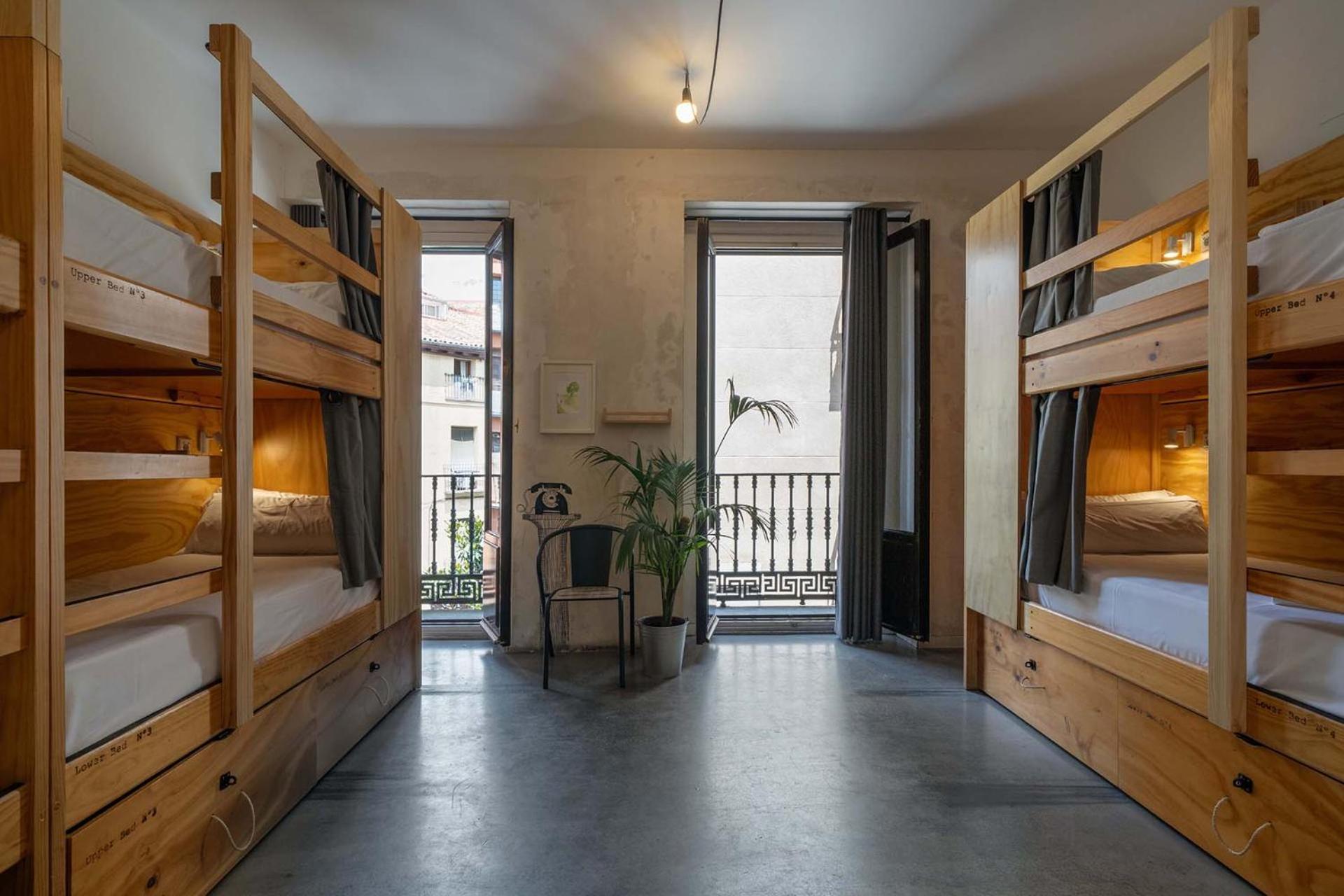 Cama Individual en una habitación compartida para mujeres con 8 camas y baño privado 