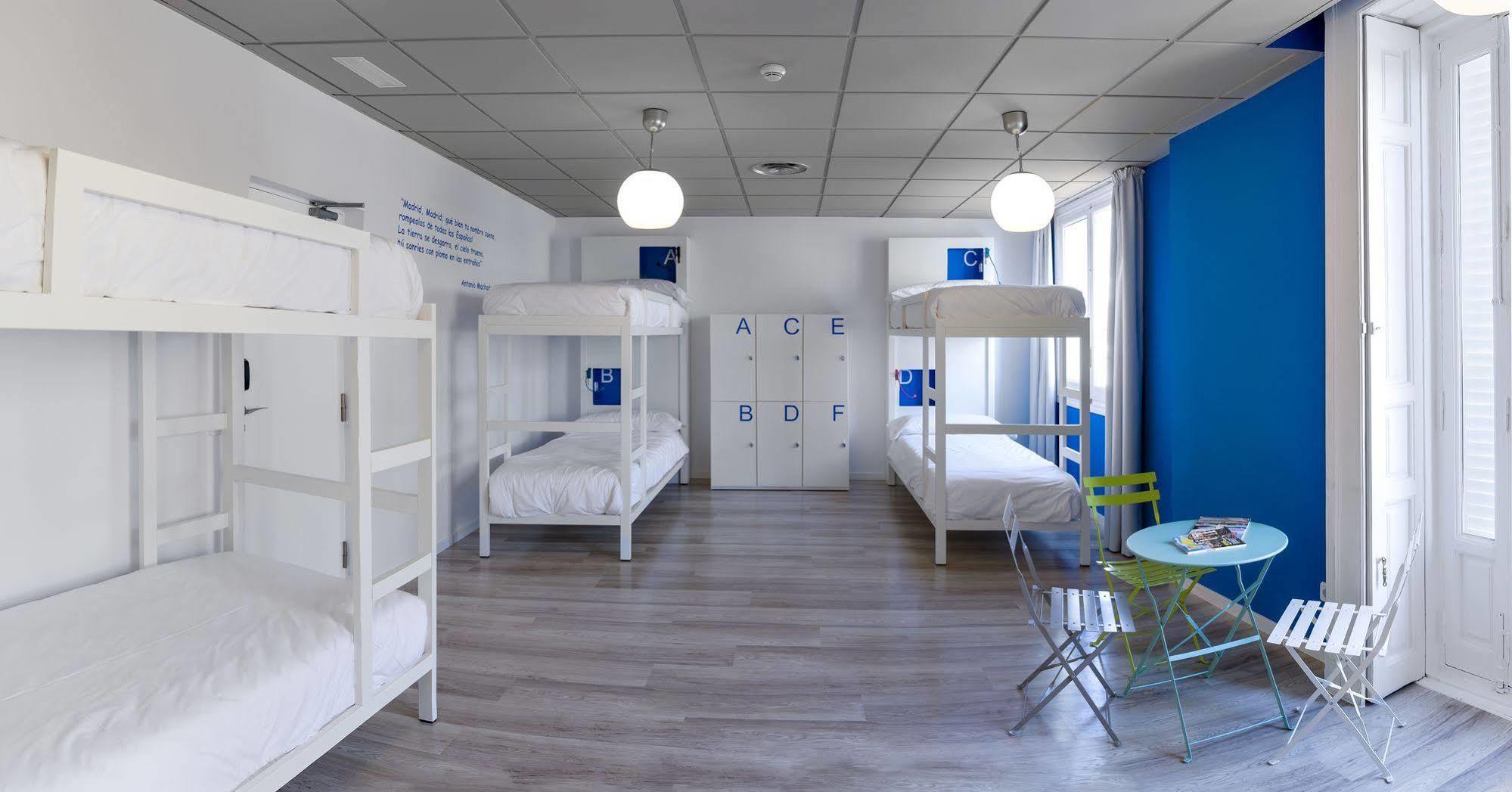 Cama en habitación compartida mixta con 6 camas y baño privado