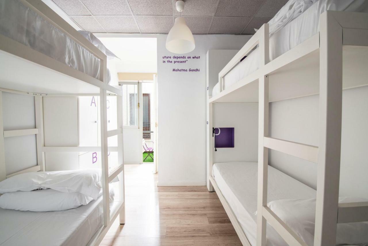 Cama en habitación compartida mixta con 4 camas y baño privado